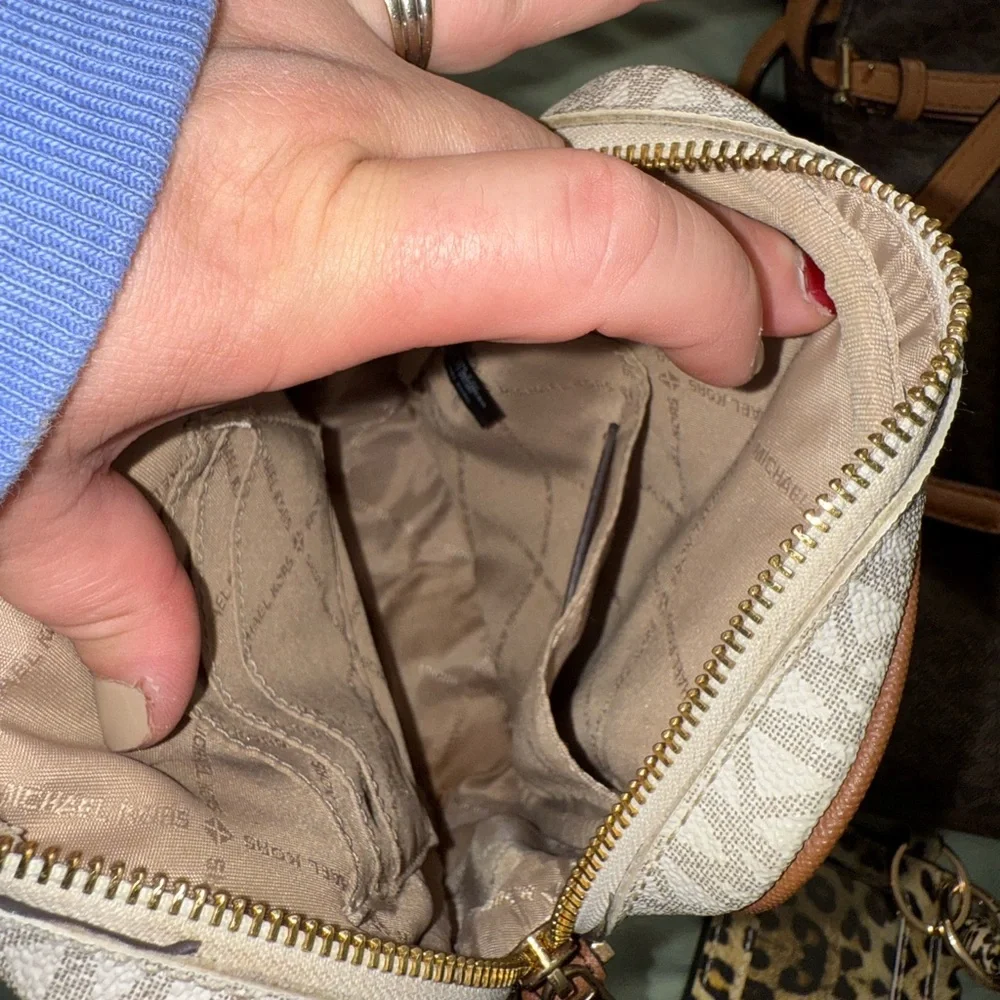 Michael Kors crossbody with Cream and Tan Card Holder - Picture 10 of 16